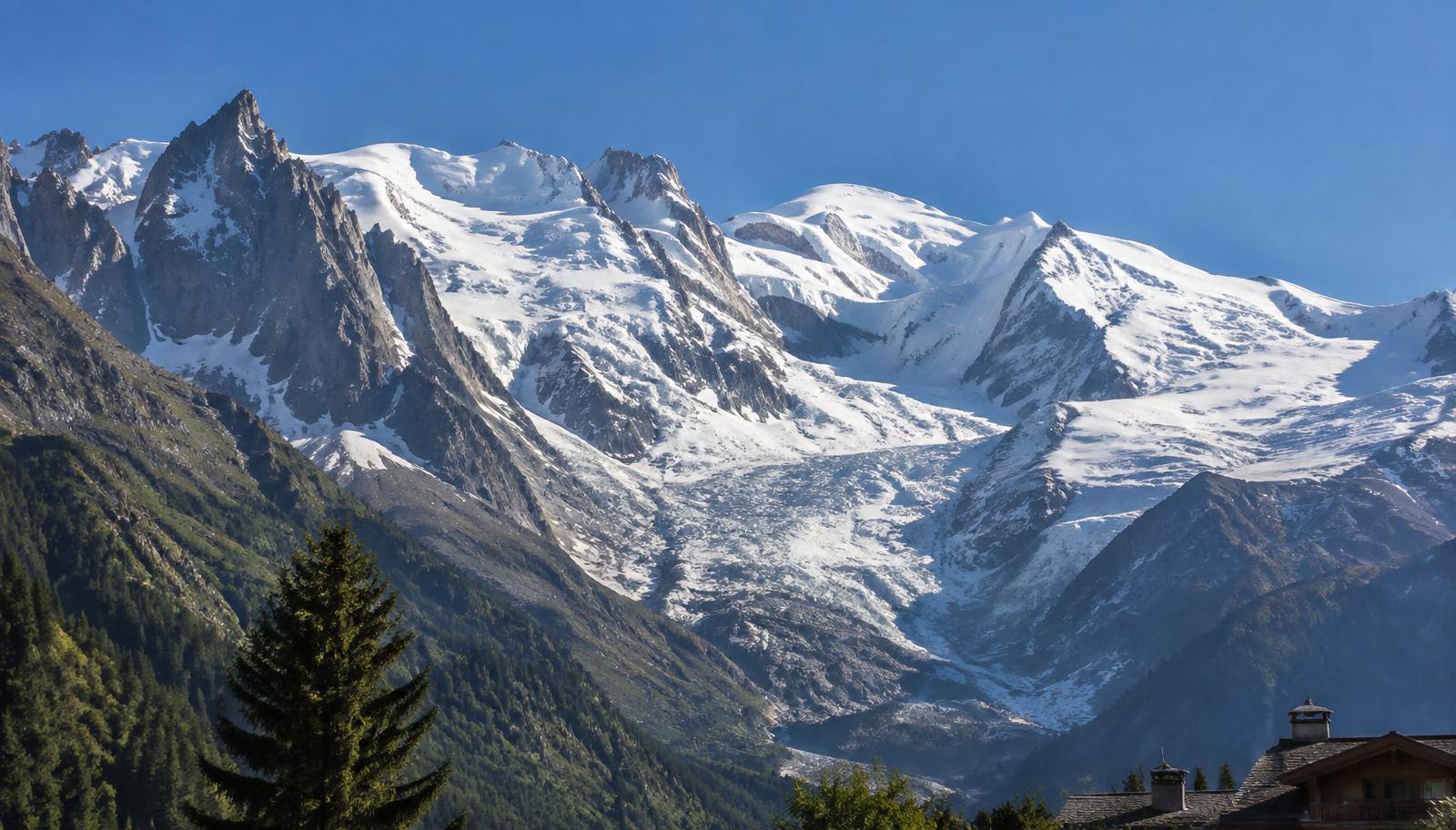 Le massif du Mont-Blanc et ses glaciers vus depuis la vallée de Chamonix